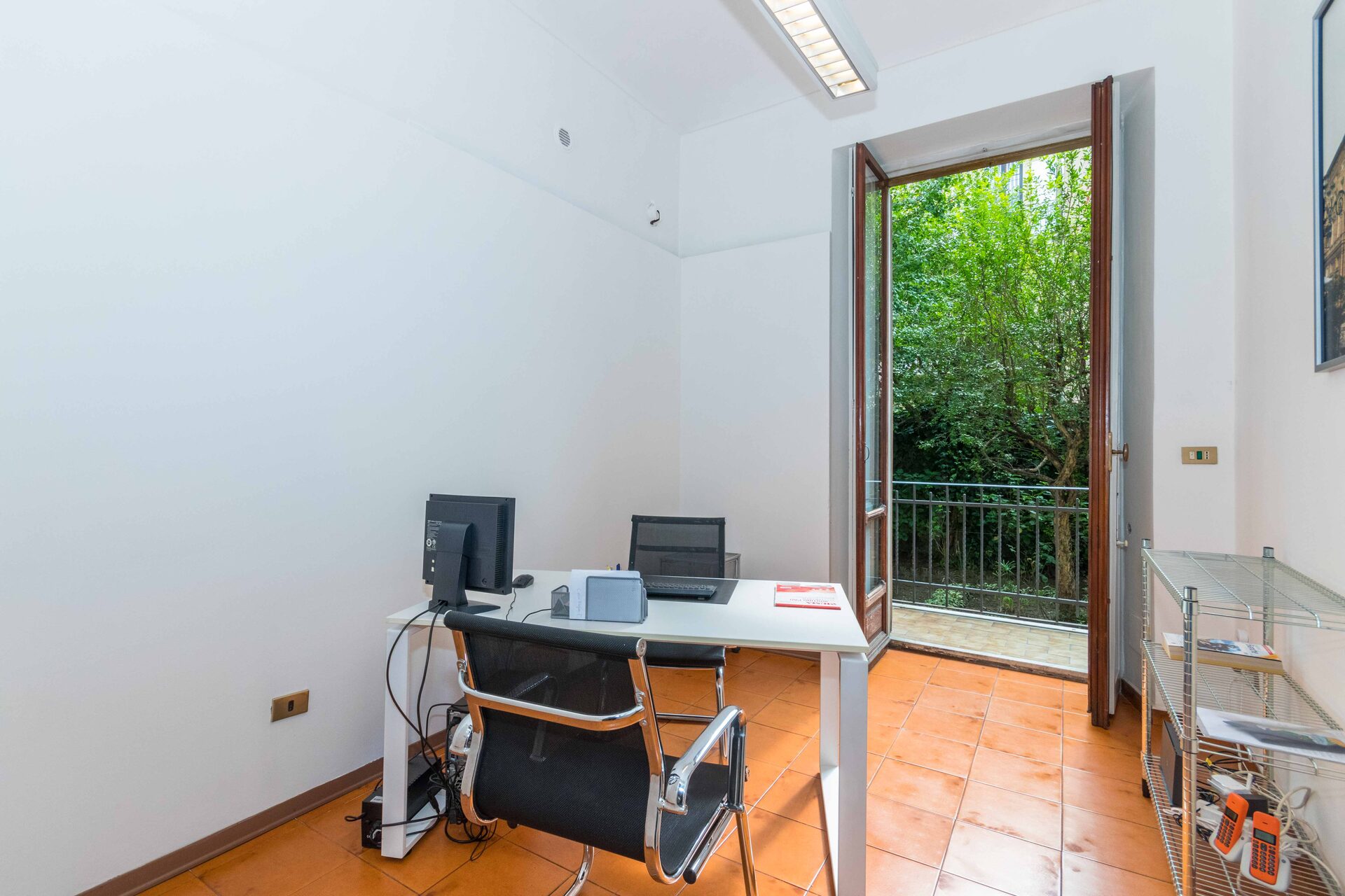 Ufficio MQ2 Immobiliare con affaccio sul verde